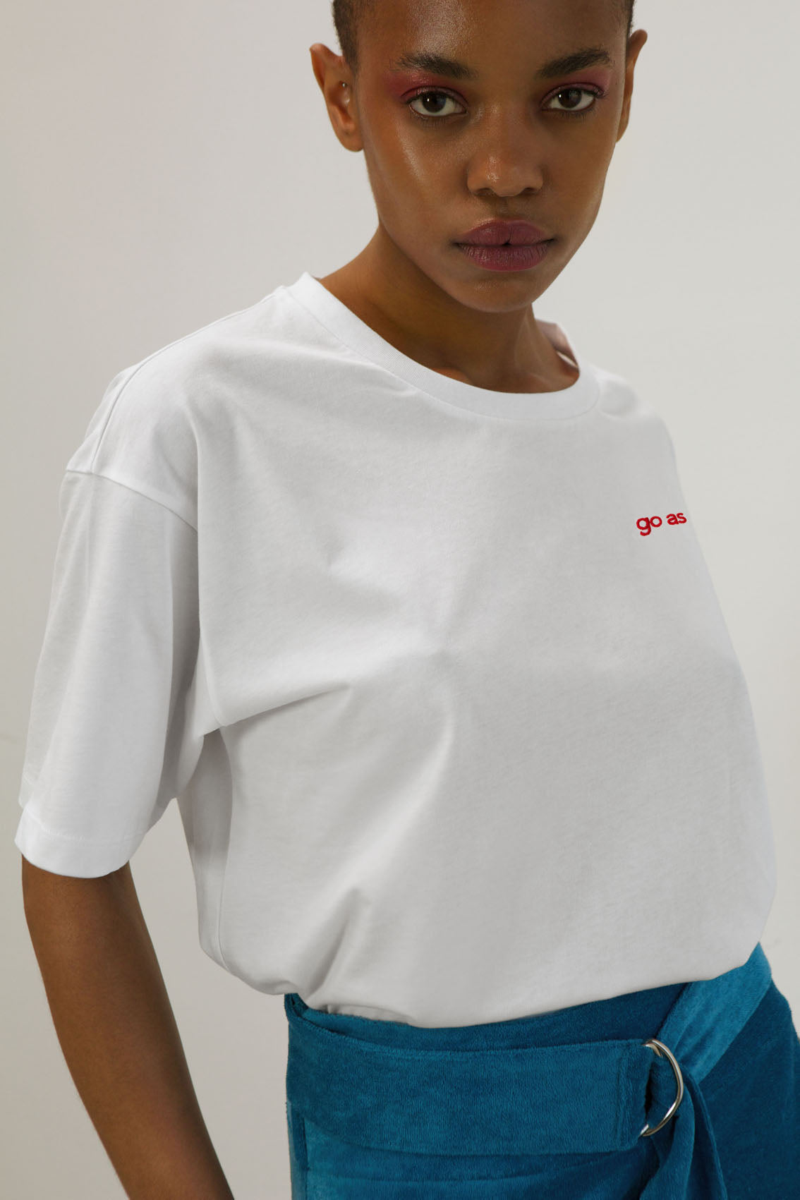 White T-shirt made from organic cotton | red logo